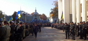 Тысячи митингующих дошли до ВР, скандируя «ОУН-УПА – государственное признание». Фото