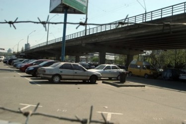 В Киеве с Шулявского моста на проезжую часть рухнул автомобиль. Фото