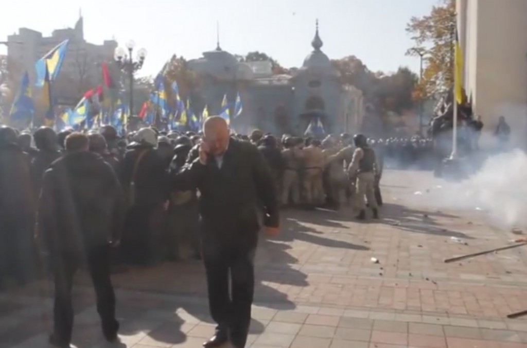 Под Верховной Радой люди в балаклавах устроили потасовку с петардами и шумовыми гранатами. Видео