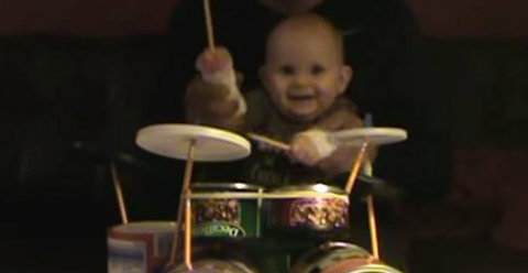 Умиляющее видео: 8-месячный мальчик сыграл хэви металл на барабанах