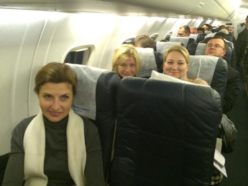 Жена Порошенко летела эконом-классом в Запорожье. Фото