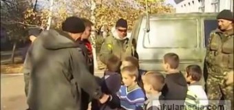 На Донбассе дети прячутся в блиндажах, разбираются в оружии и питаются на полевой кухне. Видео