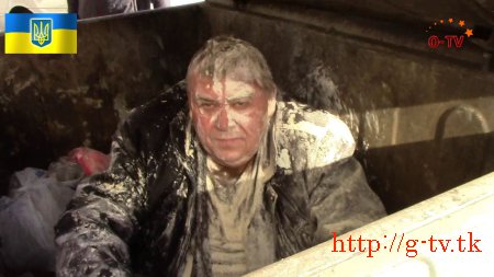 «Мусорная люстрация» в Днепропетровске: чиновники в гамне, краске и пудре. Видео