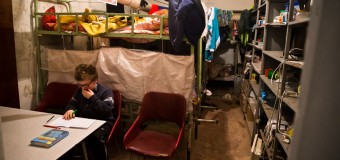 Жизнь в ДНР: разгромленные дома, пустые улицы и дети в подвалах. Фото