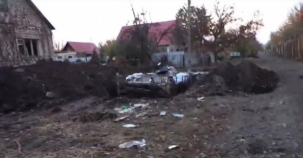 Поселок, расположенный недалеко от донецкого аэропорта, пуст и разрушен. Видео