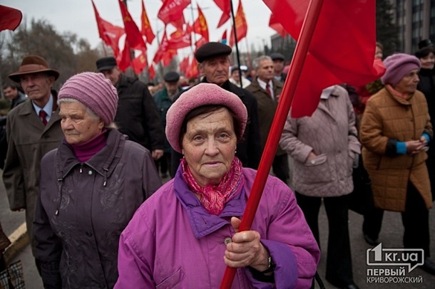 В Кривом Роге к митингу коммунистов присоединился Правый сектор с совком и венком. Фото