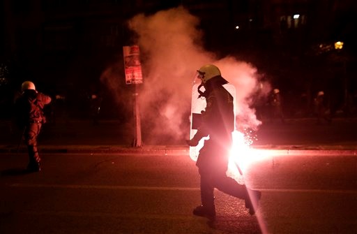 В Афинах во время многотысячной демонстрации сожгли американский флаг. Фото