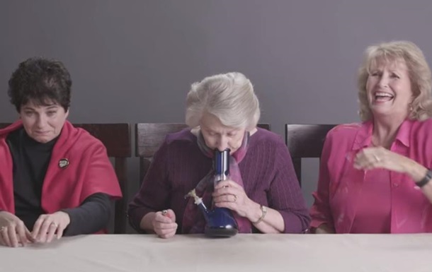 За 2 дня более 11 млн просмотров: бабушки впервые курят марихуану. Видео