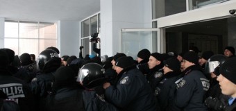 В Кривом Роге активисты штурмуют горсовет: под зданием сразу несколько митингов. Фото