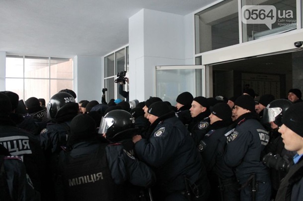 В Кривом Роге активисты штурмуют горсовет: под зданием сразу несколько митингов. Фото