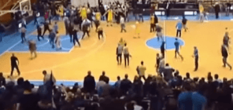 Болельщики устроили массовую драку на баскетбольном матче. Видео