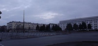 В Луганске начали устанавливать новогоднюю елку. Фото