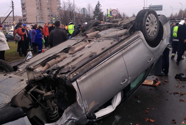 В Питере произошло страшное ДТП: авто влетело в людей на остановке. Видео