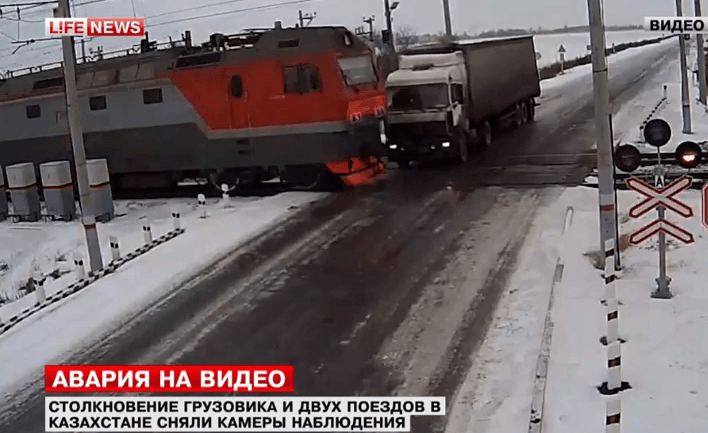 В Казахстане грузовик столкнулся с двумя поездами. Видео