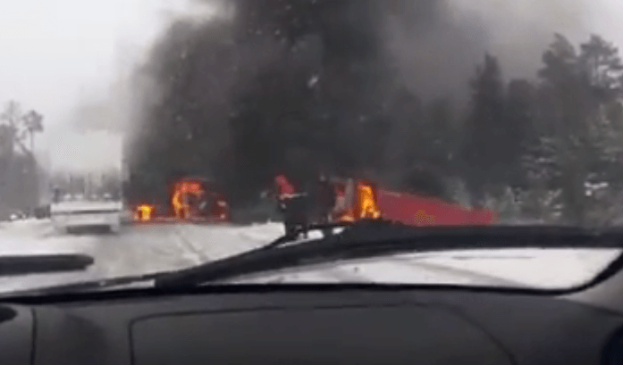 Тюмень: В ДТП сгорело четыре грузовика. Видео