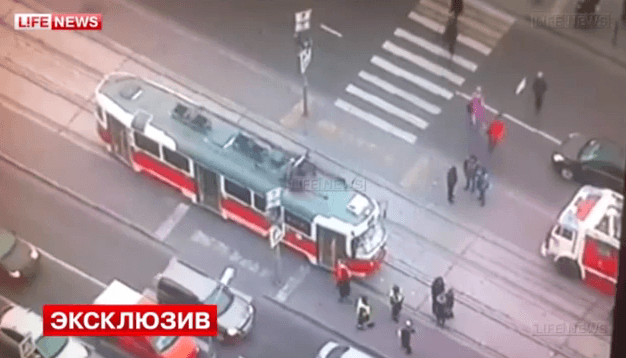 В Москве трамвай переехал школьницу. Видео
