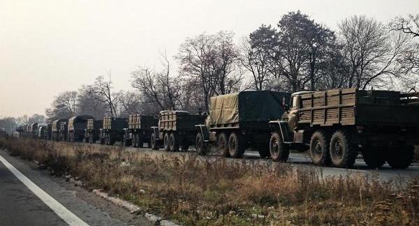 Военные грузовики без номерных знаков направлялись в Донецк. Видео