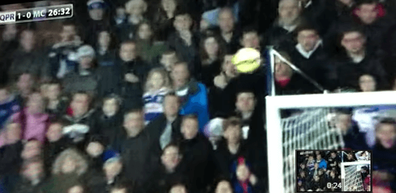 Футболист «Манчестер Сити» попал мячом в голову ребенку на трибуне. Видео