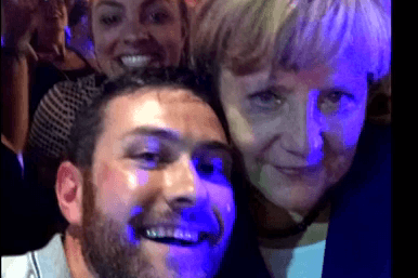 Меркель не отказала в «Селфи» владельцу бара. Видео