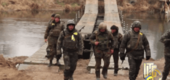 Украинские военные построили новый мост через Северский Донец. Видео