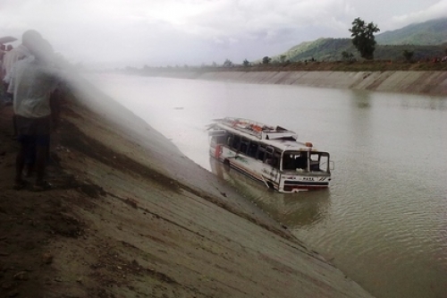 Жуткое ДТП в Непале: Автобус с огромной высоты упал в реку. Видео