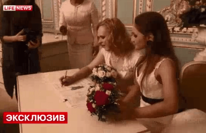 Сенсация: Впервые в России зарегистрировали брак «двух невест». Видео