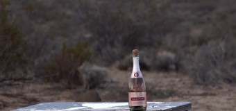 Хит YouTube: Американец открыл шампанское из снайперской винтовки. Видео