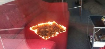 В Лондоне в магазине таинственно загорелся диван. Фото
