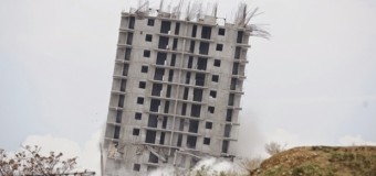 Третья попытка взорвать скандальную многоэтажку в Севастополе удалась. Видео
