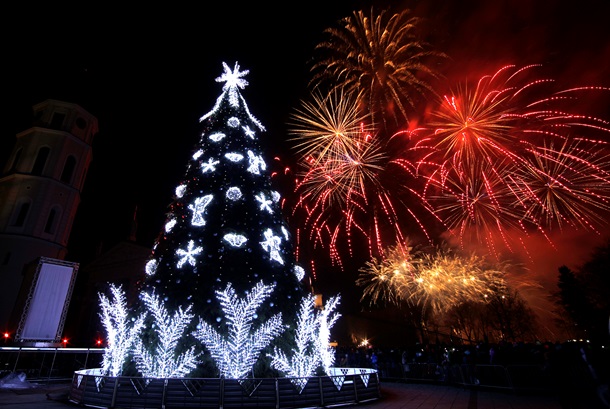 В ряде мировых столиц зажгли Новогодние елки 2015. Фото