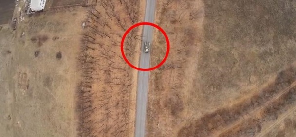 Беспилотник ВСУ «охотится» за танком сепаратистов. Видео