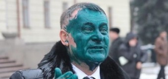 На Хмельнитчине протестующие облили экс-регионала зеленкой. Видео