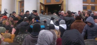 В ходе беспорядков в Виннице уже пострадало 8 человек. Фото