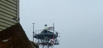 Бойцы установили флаг Украины на метеовышке донецкого аэропорта. Видео