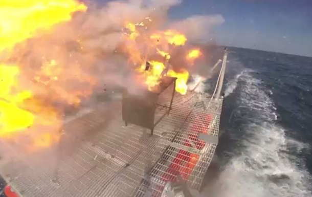 Военно-морские силы США показали лазерную пушку в действии. Видео