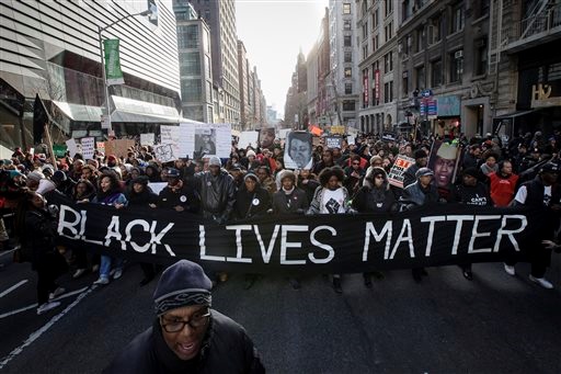 Более 50 тыс людей в Нью-Йорке протестуют против полиции. Видео