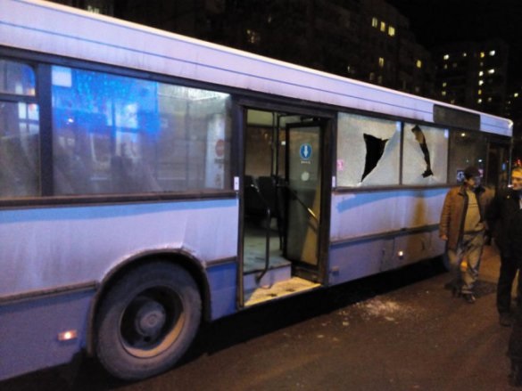 Во Львове обстреляли маршрутный автобус. Видео