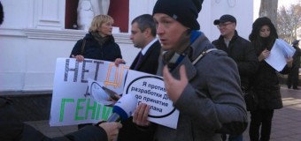 В Одессе протестующие бросались на депутатов. Видео