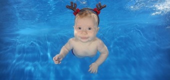 The Daily Mail: погоня деток за подарками под водой. Фото