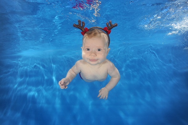 The Daily Mail: погоня деток за подарками под водой. Фото