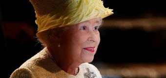 Королева Великобритании отказалась сесть на Железный трон из «Игры престолов». Фото