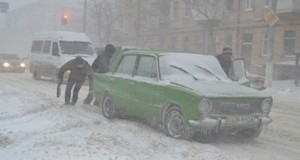 Въезды и выезды из Одессы закрыты из-за сильного снегопада. Фото