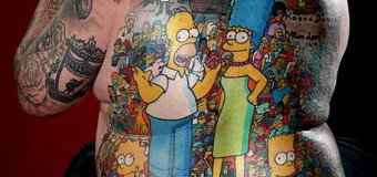 Фанат «Симпсонов» сделал на своем теле татуировки 203 персонажей. Фото