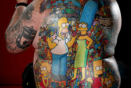 Фанат «Симпсонов» сделал на своем теле татуировки 203 персонажей. Фото