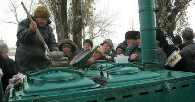Жители ЛНР на морозе выстаивают очереди за бесплатной кашей. Фото