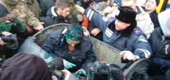 В Харькове активисты бросили в мусорный бак депутата горсовета от ПР. Видео