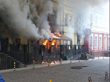 В Киеве горит известный ресторан. Фото