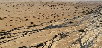 Израиль: В результате крупной аварии нефть залила пустыню. Фото