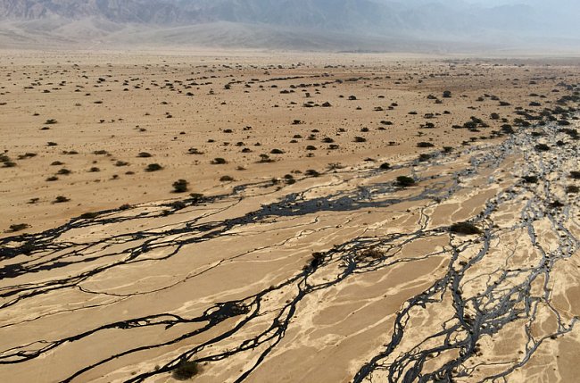 Израиль: В результате крупной аварии нефть залила пустыню. Фото