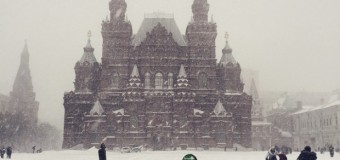 Москву неожиданно занесло снегом: за час — 500 ДТП. Фото
